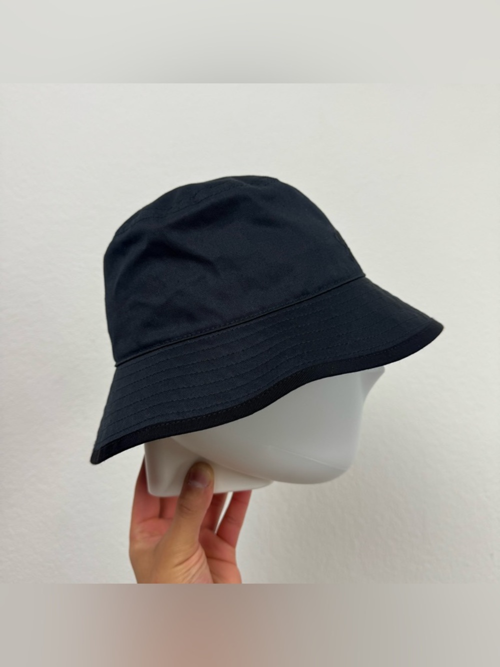 Gucci Men's Black Embroidered Logo Bucket Hat - Picture 2 of 7